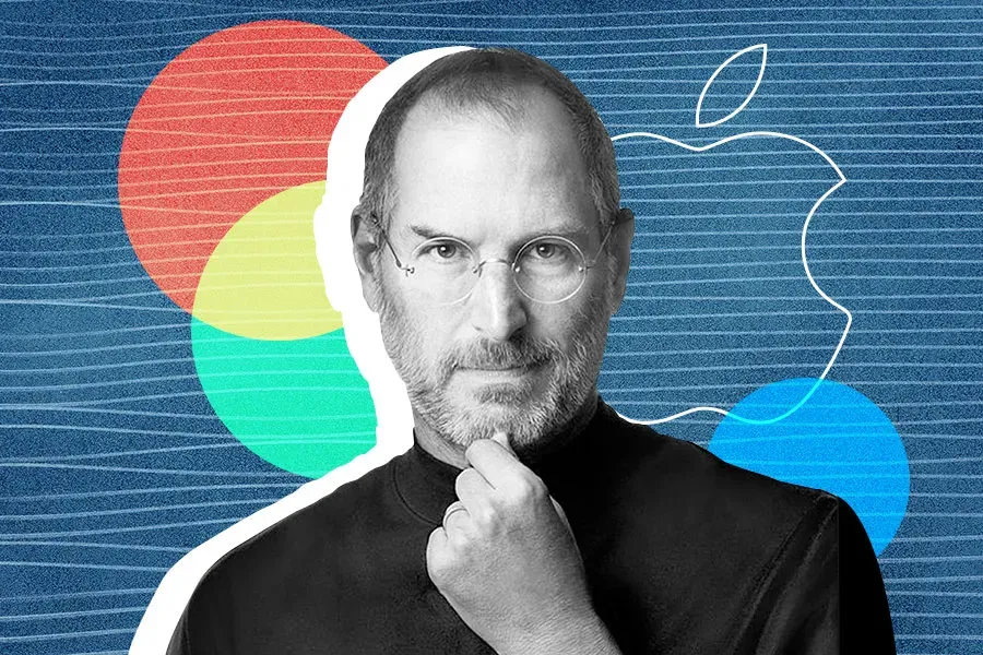 Retrato en blanco y negro de Steve Jobs con gafas redondas y la mano en la barbilla, sobre un fondo azul texturizado con círculos de colores y la silueta lineal del logotipo de Apple.